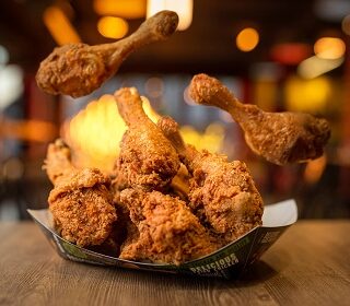 اشتباهات رایج در تهیه مرغ سوخاری رستورانی 2 e1755462103979